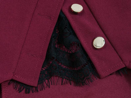 Kleid mit Zierknöpfen und Spitze bordorot