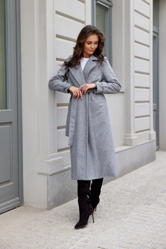 Langer grauer Mantel mit Bindegürtel
