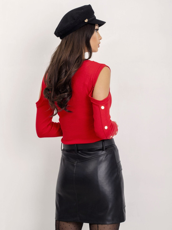 Rote Bluse mit Ausschnitten