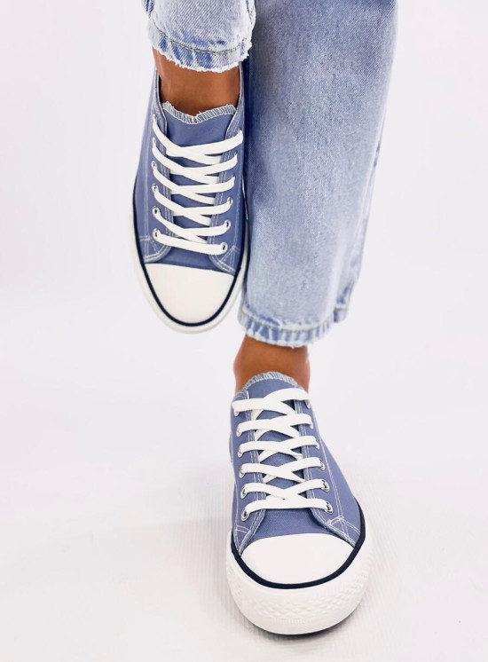 Klassische niedrige Canvas-Sneaker Hellblau