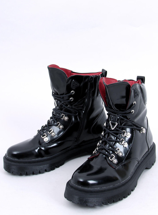 Schwarze, glänzende Schnürstiefel