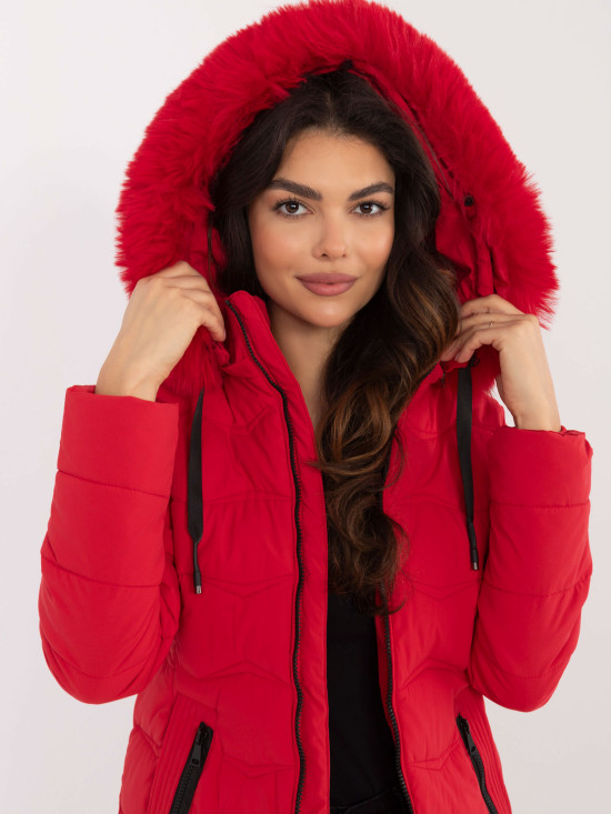 Bequeme rote Winterjacke mit Kapuze