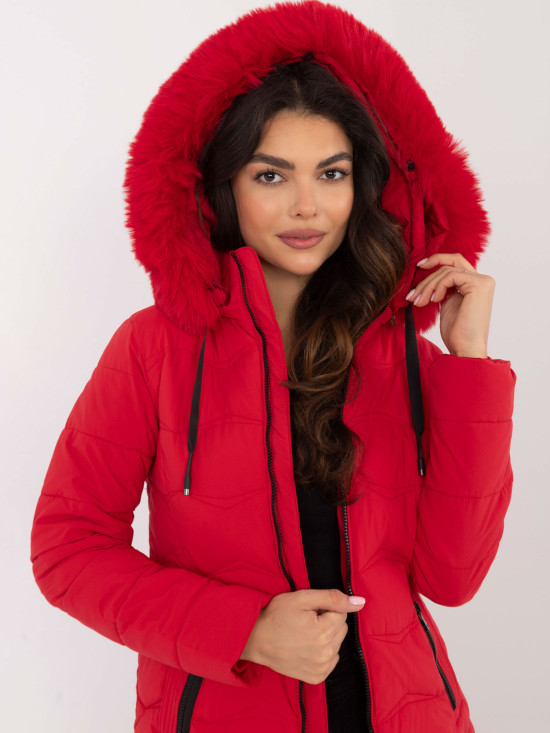 Bequeme rote Winterjacke mit Kapuze