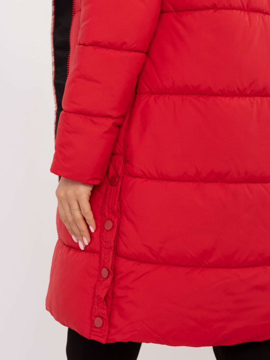 Rote Winterjacke mit Kapuze