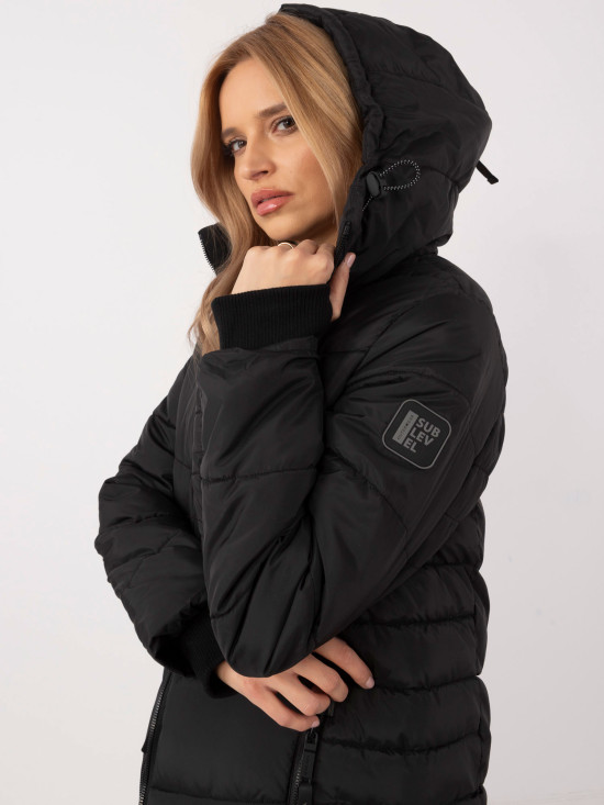 Langer schwarzer Mantel mit Futter