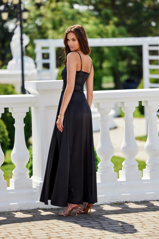 Satiniertes Maxi-Trägerkleid in Schwarz