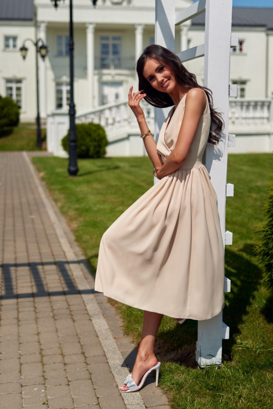 Beiges Midi-Kleid mit Wickelausschnitt und breiten Trägern