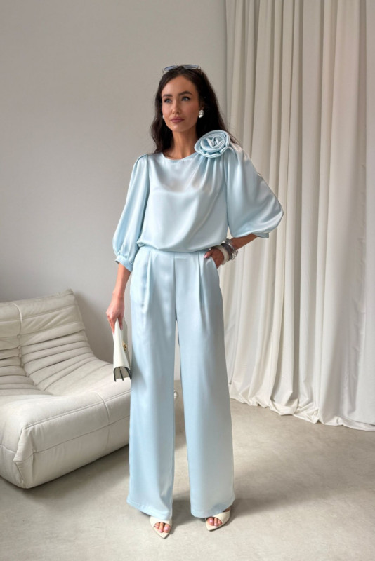 Hose in Babyblau