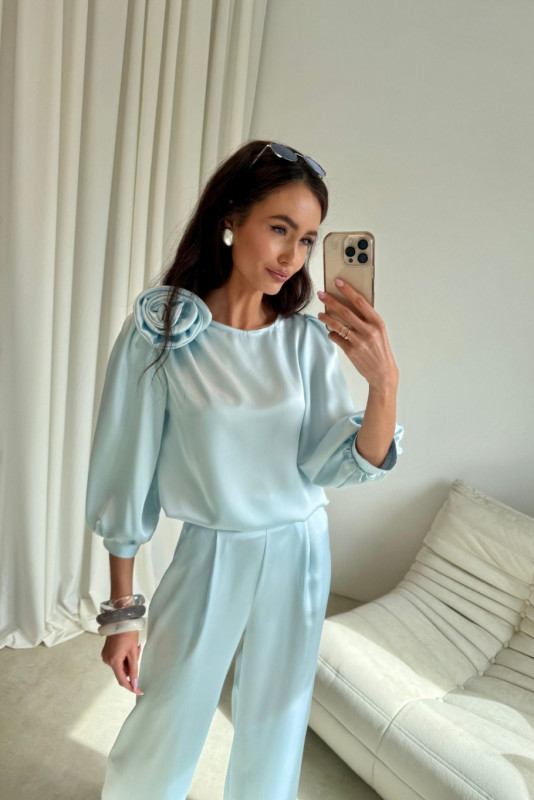 Hose in Babyblau