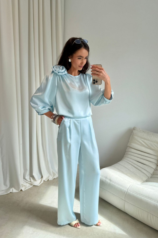 Hose in Babyblau