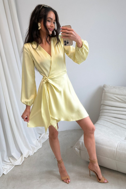 Gelbes Mini-Wickelkleid