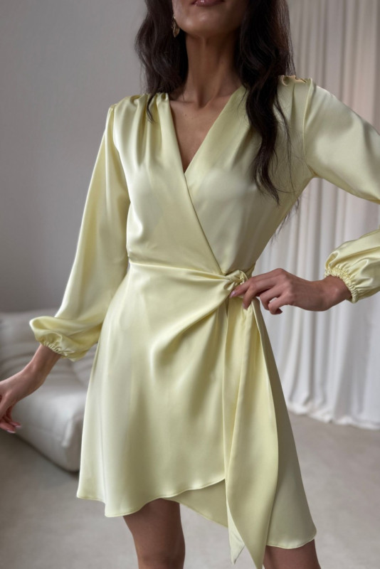 Gelbes Mini-Wickelkleid