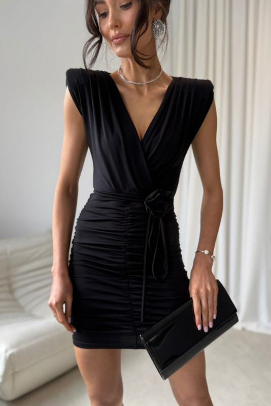 Schwarzes Minikleid mit Wickelausschnitt und Ziergürtel