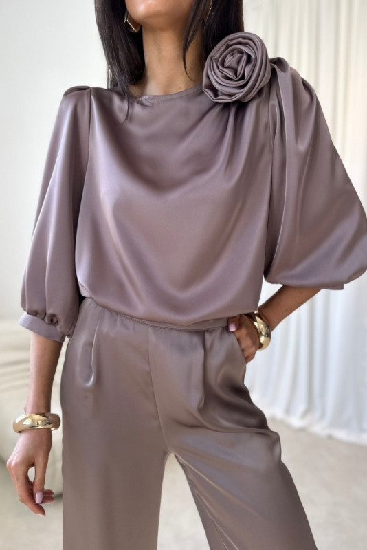 Braune Bluse Giana mit Rosenapplikation