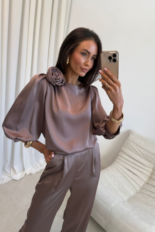 Braune Bluse Giana mit Rosenapplikation