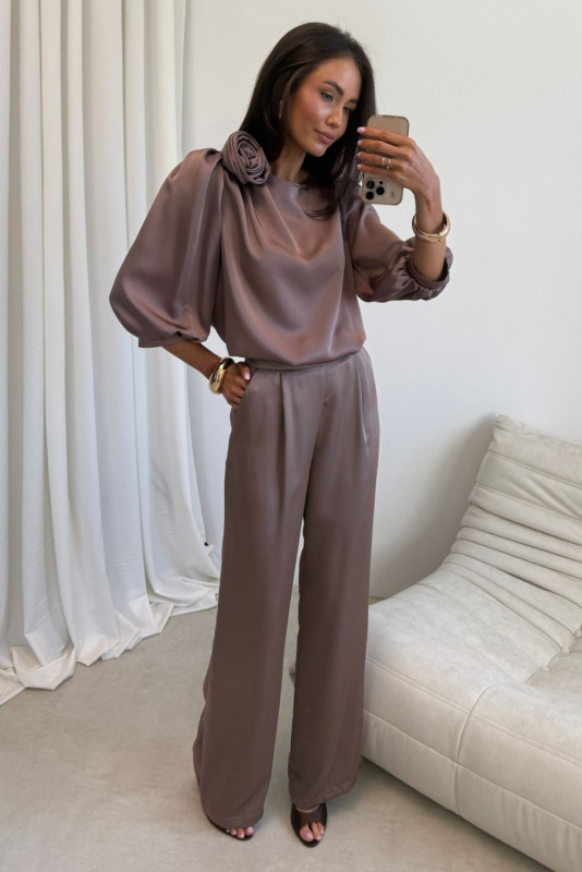 Braune Bluse Giana mit Rosenapplikation