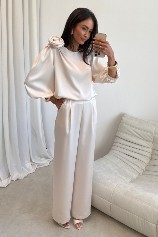 Vanillefarbene Bluse mit Rosenapplikation