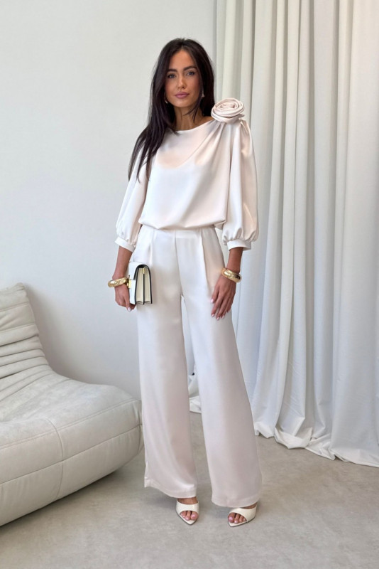 Vanillefarbene Bluse mit Rosenapplikation