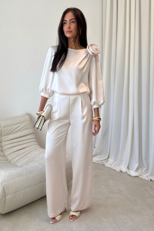 Vanillefarbene Bluse mit Rosenapplikation