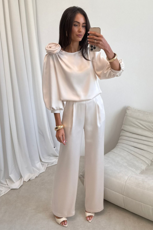 Vanillefarbene Bluse mit Rosenapplikation