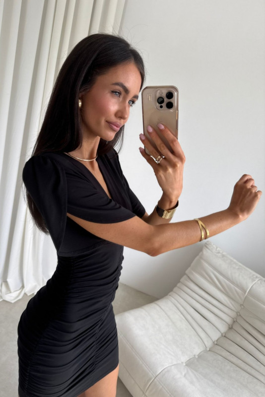 Schwarzes Mini-Kleid mit Raffung und Wickelausschnitt