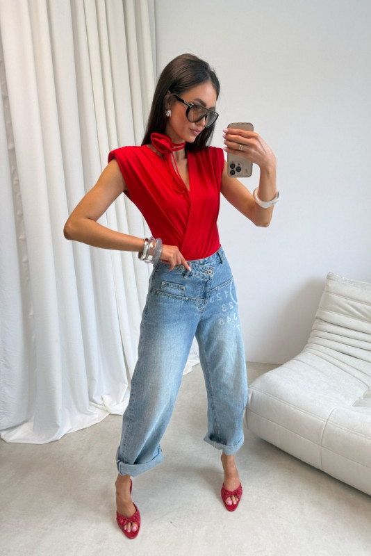 Roter Solene-Body mit dekorativem Gürtel