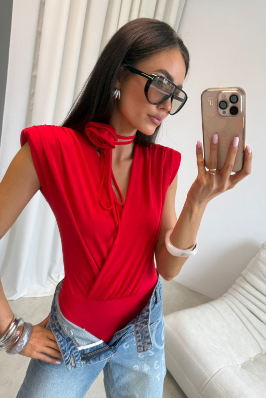 Roter Solene-Body mit dekorativem Gürtel