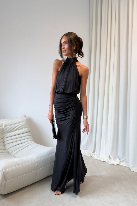 Langes schwarzes Maxikleid mit auffälligem Ausschnitt