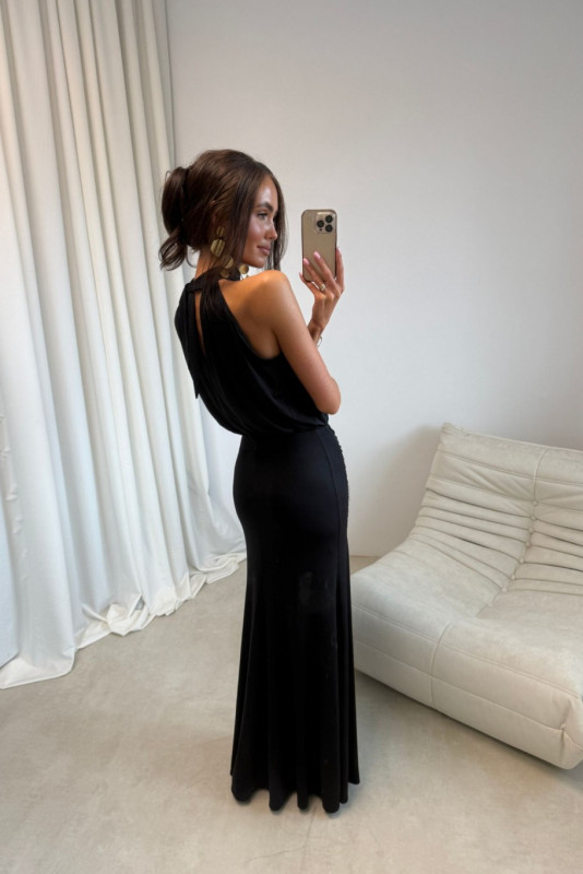 Langes schwarzes Maxikleid mit auffälligem Ausschnitt