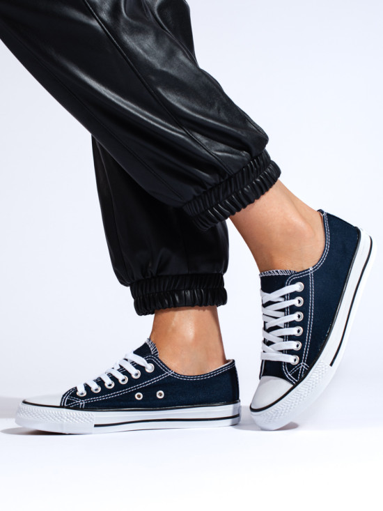 Klassische marineblaue Sneakers