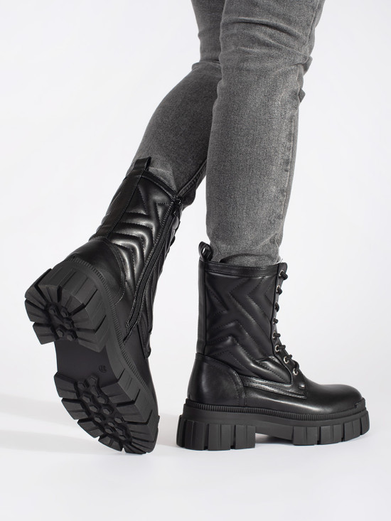 Schwarze Stiefeletten mit gestepptem Muster