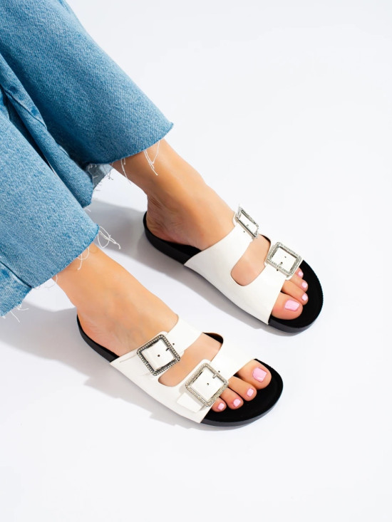 Weiße Damen-Sandalen mit dekorativen Schnallen