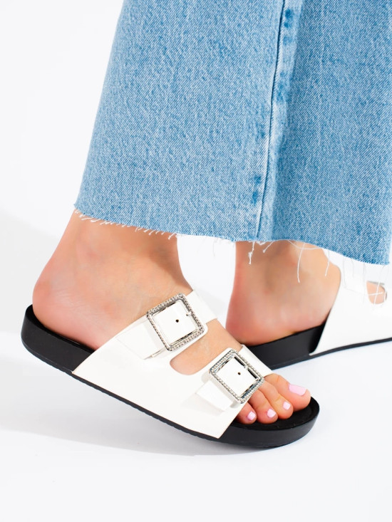 Weiße Damen-Sandalen mit dekorativen Schnallen