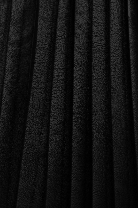 Mädchenkleid mit Faltenrock aus Kunstleder Grau