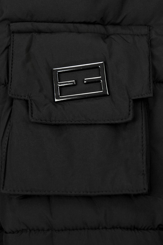 Schwarze Steppjacke mit Kunstpelz