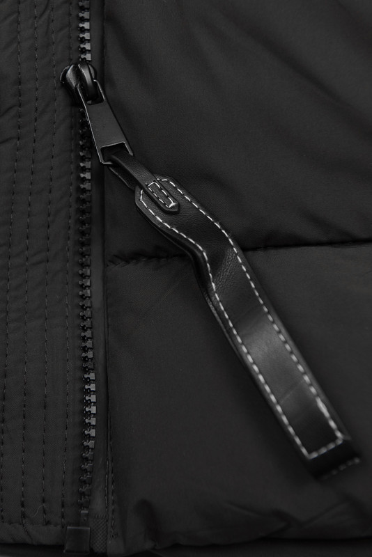 Schwarze Steppjacke mit Kunstpelz