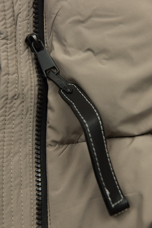 Dunkelbeige Steppjacke mit Kunstpelz