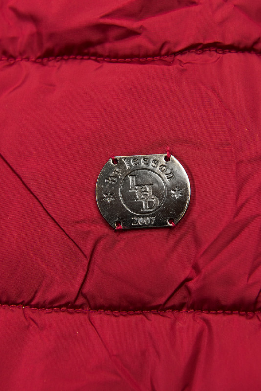 Winterjacke mit hohem Kragen rot