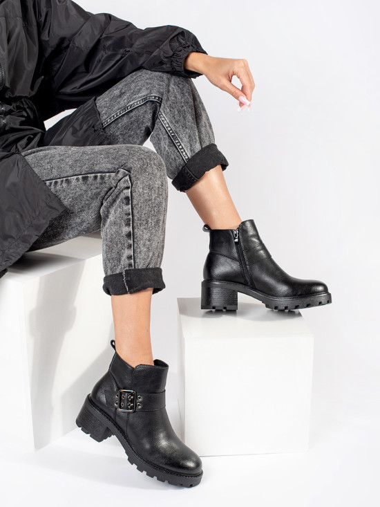 Schwarze Leder Stiefeletten mit Absatz und dekorativer Schnalle