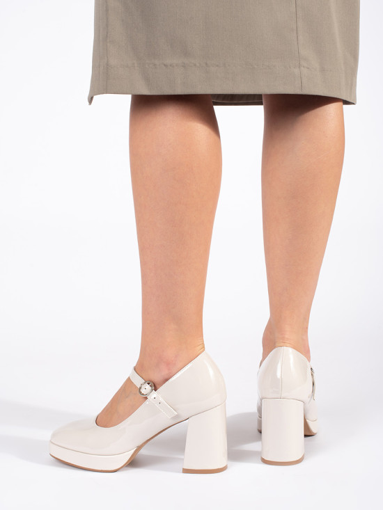 Beige lackierte Halbschuhe mit Absatz und Schnalle