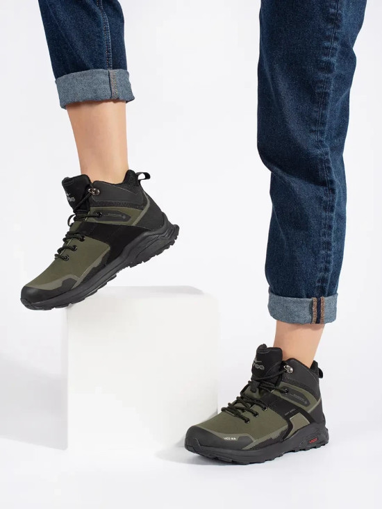 Schwarze und grüne gefütterte Wanderschuhe