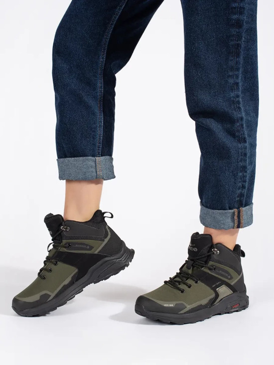 Schwarze und grüne gefütterte Wanderschuhe