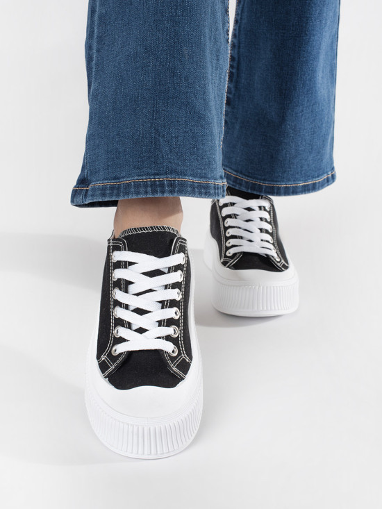 Schwarz-weiße Sneakers mit dicker Sohle