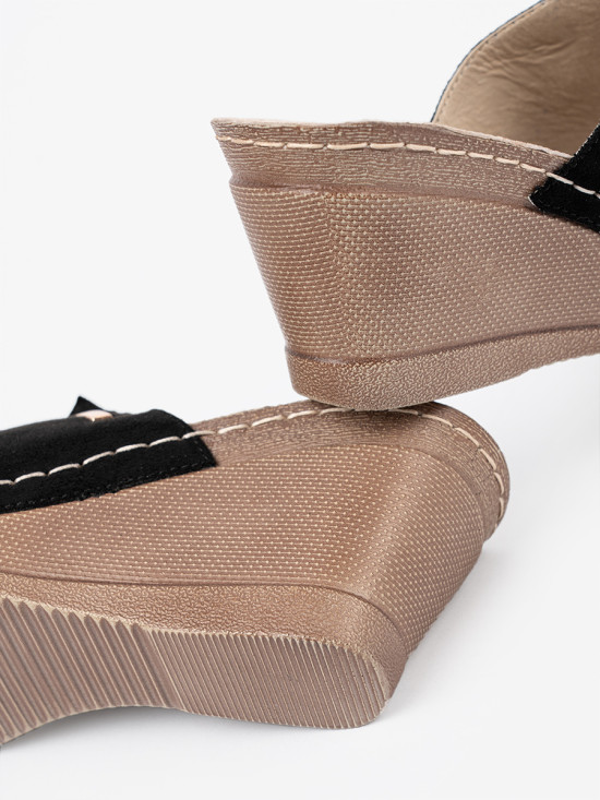 Schwarze Pantoletten auf Plattform