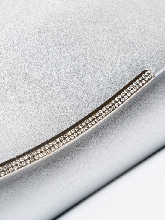 Silberne Clutch mit Kette