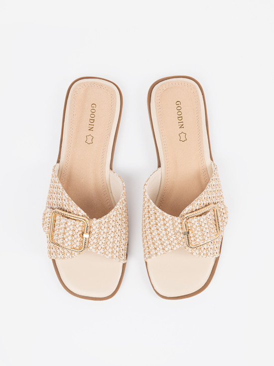 Beige Sandalen mit weißem Karomuster und Schnalle