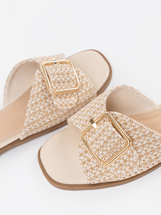 Beige Sandalen mit weißem Karomuster und Schnalle