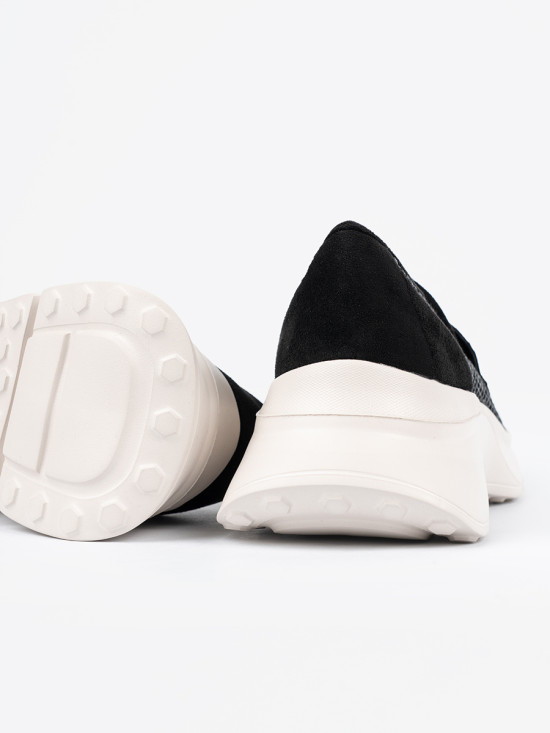 Schwarze Halbschuhe mit dicker Sohle