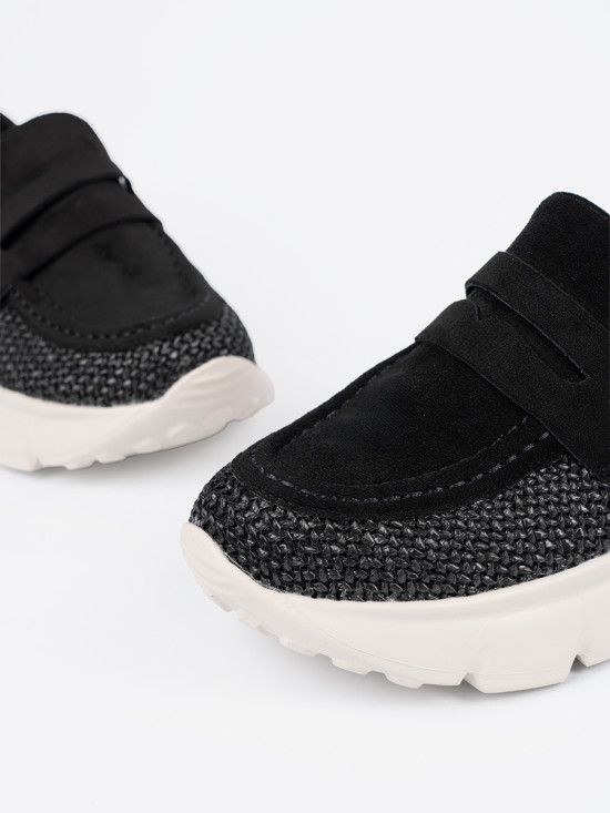 Schwarze Halbschuhe mit dicker Sohle