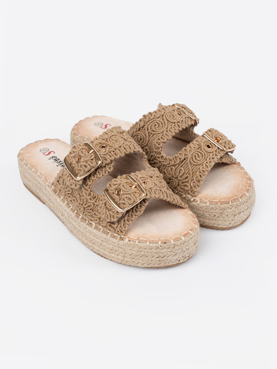 Beige geflochtene Pantoletten auf Plattform mit Schnallen